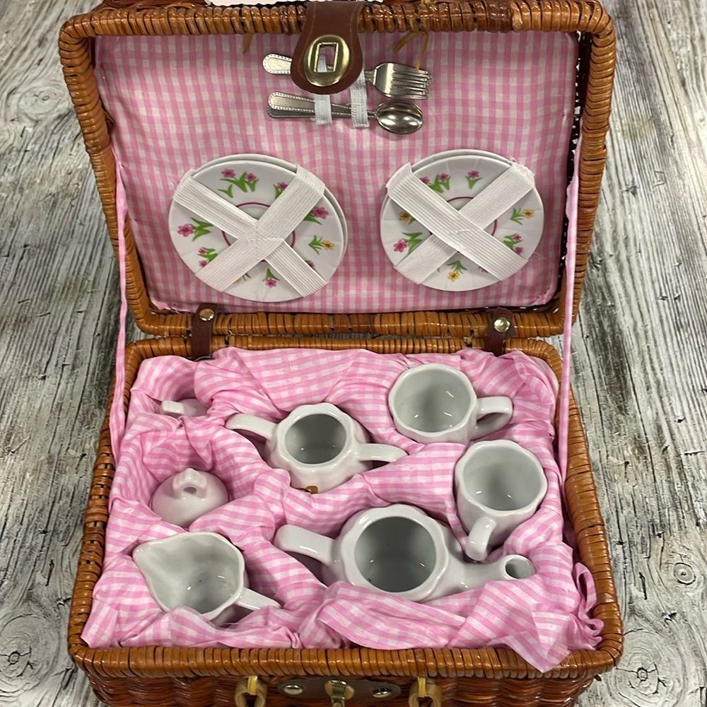 porcelain Delton vtg picnic basket tea set with horses